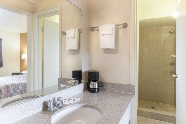 Bathroom 3, Country Inn & Suites by Radisson Flagstaff, Coconino