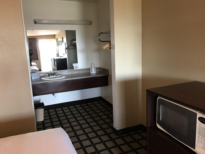 Exterior & Views 2, Travelers Inn - Phoenix, Maricopa