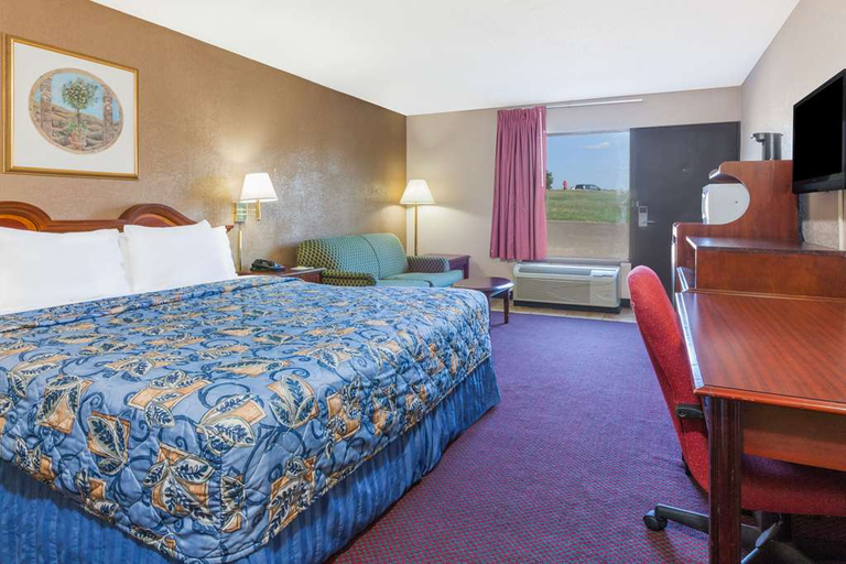 Bedroom 3, Days Inn by Wyndham Mt. Pleasant, Titus
