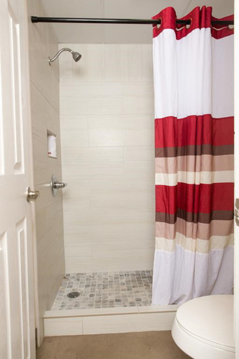 Bathroom 4, Red Roof Inn & Suites Pigeon Forge - Parkway, Sevier