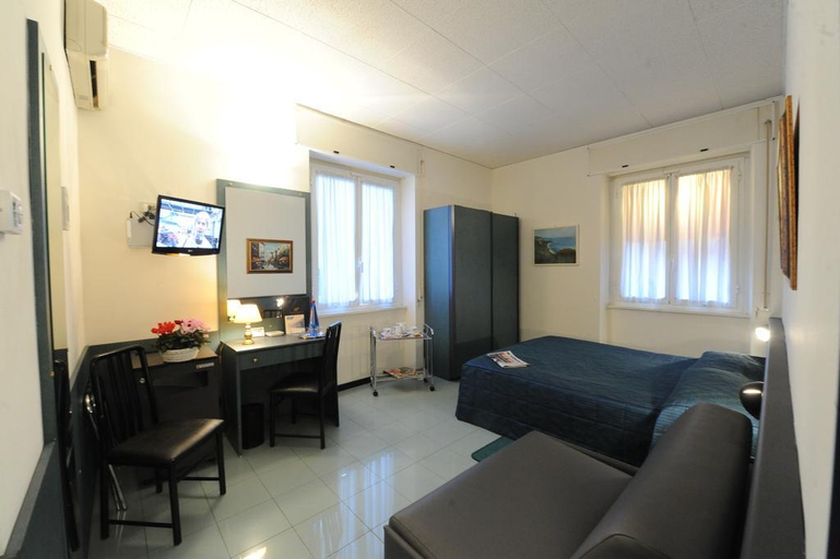 Bedroom 3, Hotel Tirreno, Genova