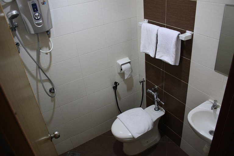 Bathroom 3, Dynasty Inn Wakaf Che Yeh, Kota Bharu