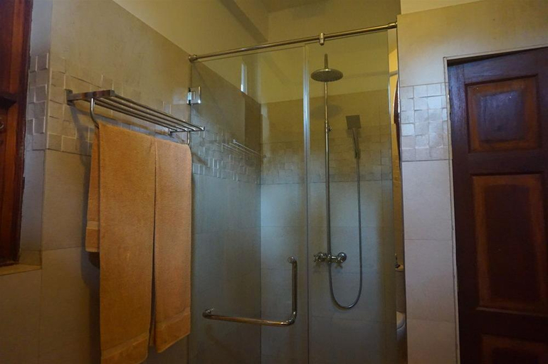 Bathroom 5, Thaproban Beach House, Habaraduwa