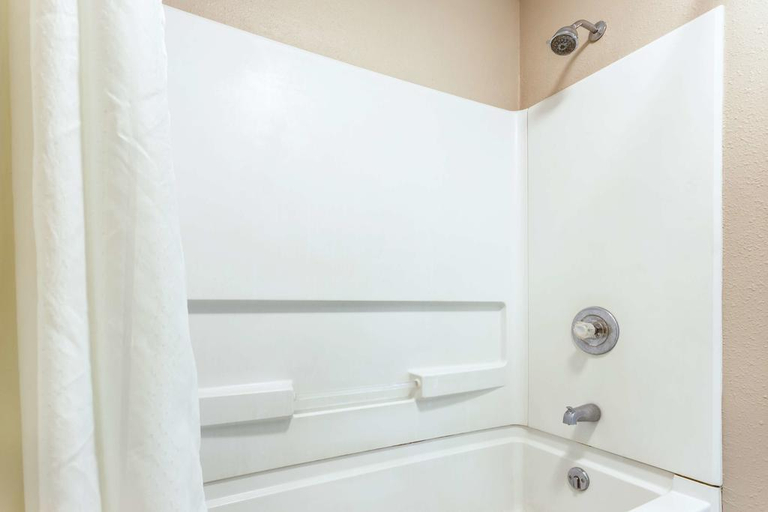 Bathroom 4, Knights Inn Crawfordsville, Montgomery