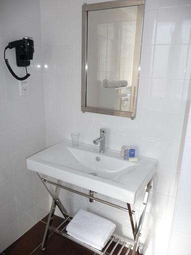 Bathroom 4, Hotel de Flore, Var