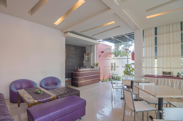 Public Area 2, RedDoorz Plus near Undip Pleburan, Semarang