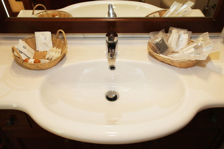 Bathroom 5, Hotel Antica Dimora , Mantegna Hotels, Mantua