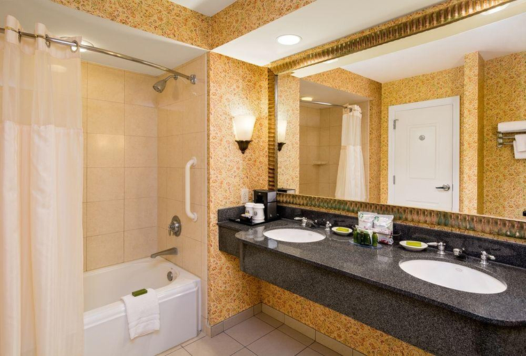 Bathroom, The King & Prince Beach & Golf Resort, Glynn
