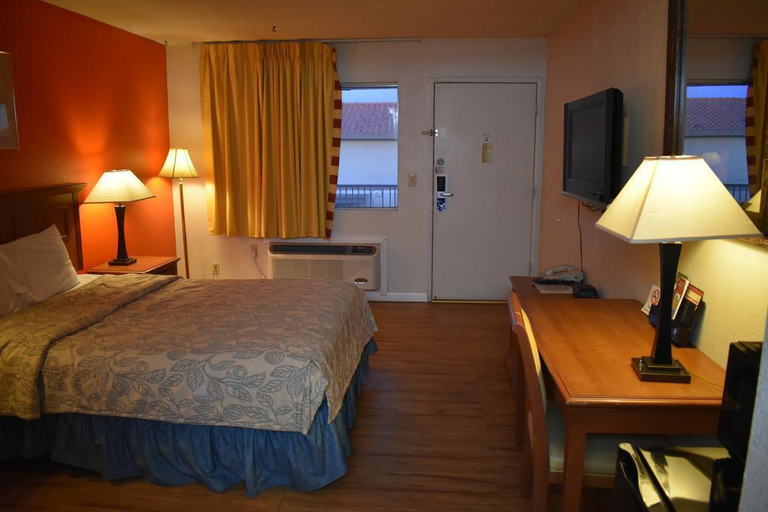 Bedroom 2, Travelodge Ridgecrest, Kern