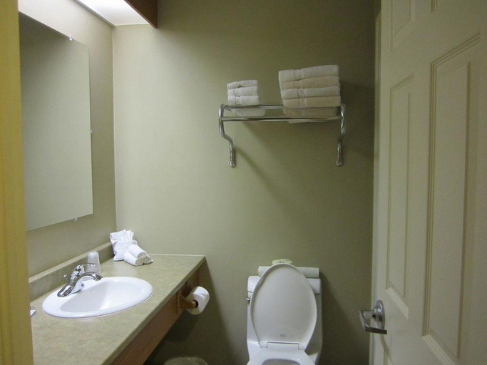 Bathroom 4, Auberge Bouctouche Inn & Suites, Kent