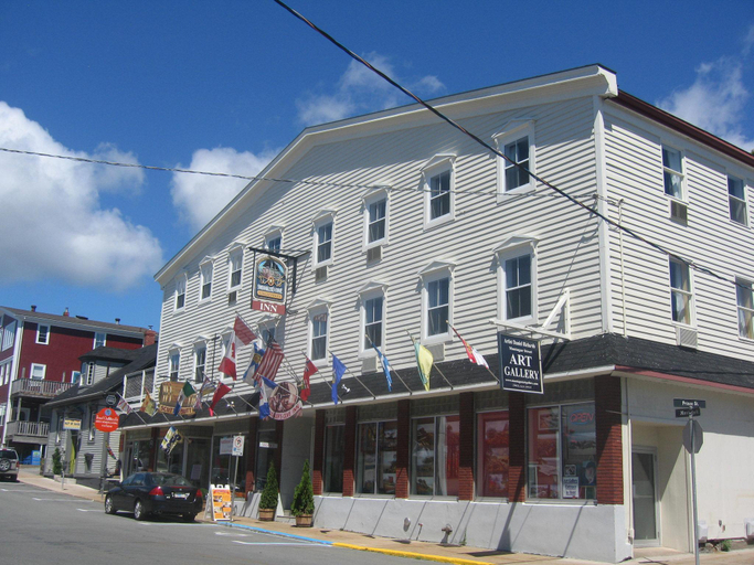 Exterior & Views