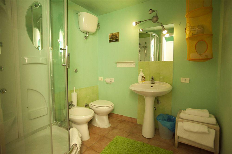 Bathroom 5, Platamon, Napoli