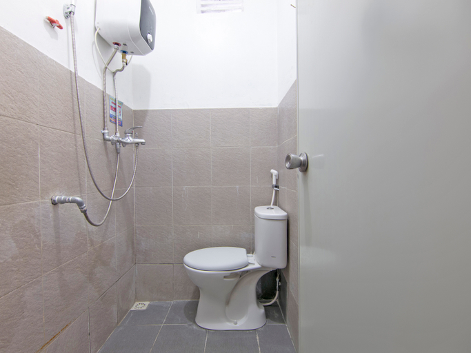 Bathroom 3, OYO Life 2834 Kost Milan Venesia, Semarang