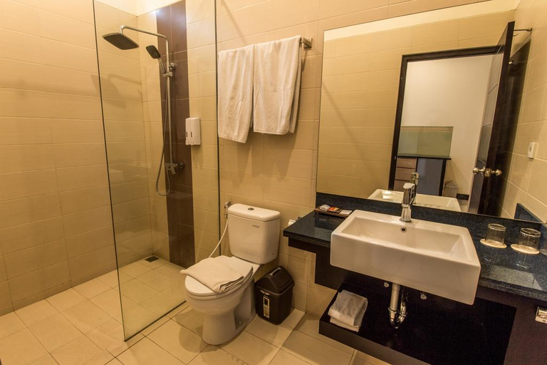 Bathroom, Svarna Suite Seminyak, Badung