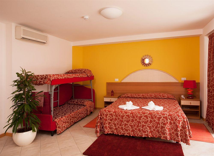Bedroom 4, Hotel Bahama, Rimini