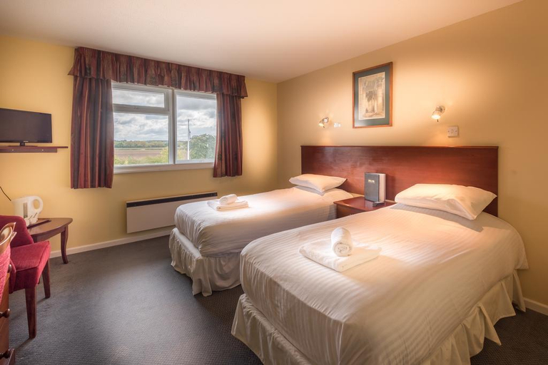 Bedroom 3, Milton Keynes Hotel, Northamptonshire