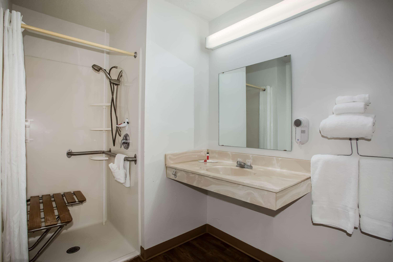 Bathroom 5, Super 8 by Wyndham Washington, Franklin