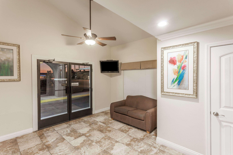 Public Area 2, Travelodge by Wyndham Hemet CA, Riverside