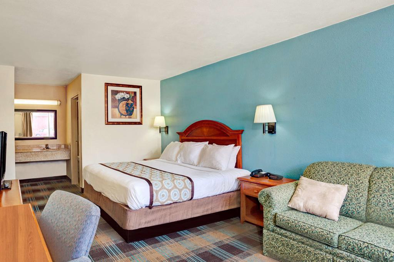 Bedroom 4, Super 8 by Wyndham Nashville Downtown, Davidson