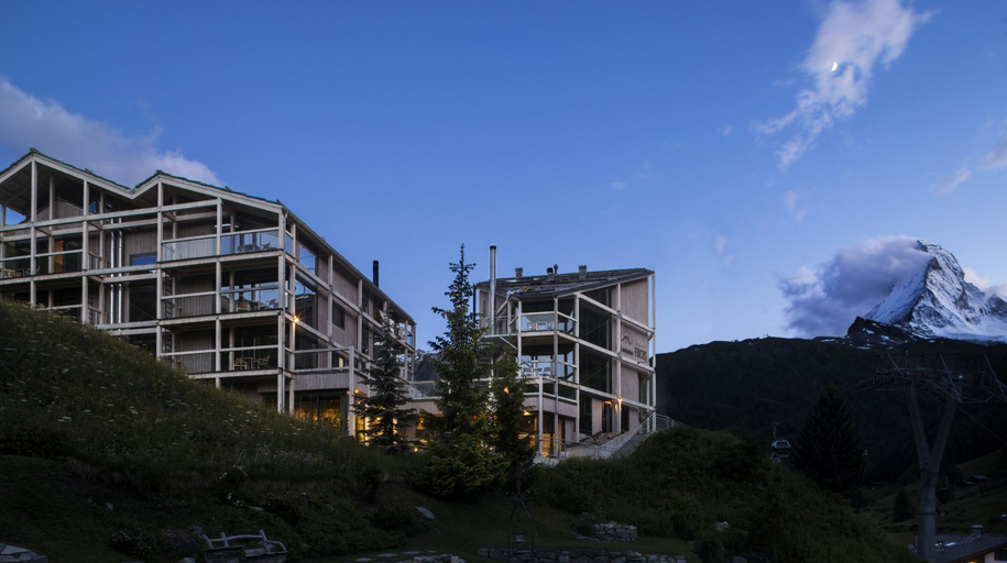 Exterior & Views