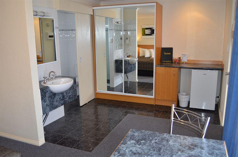 Bathroom 3, Arkana Motor Inn & Terrace Apartments, Mount Gambier