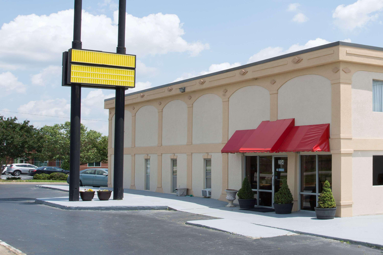 Super 8 by Wyndham Greensboro, Guilford