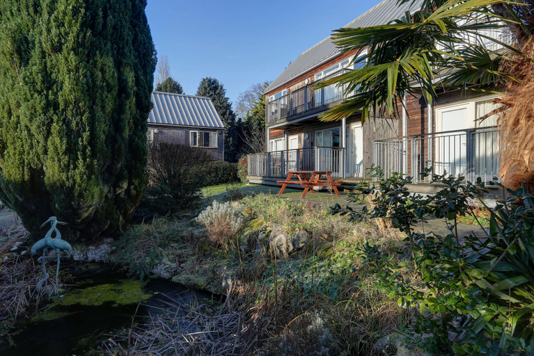 Exterior & Views