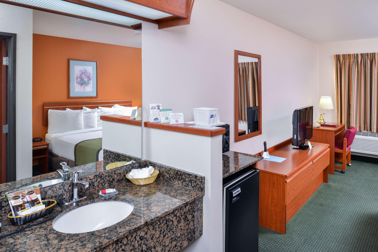 Bedroom 4, Travelodge Suites by Wyndham Newberg, Yamhill