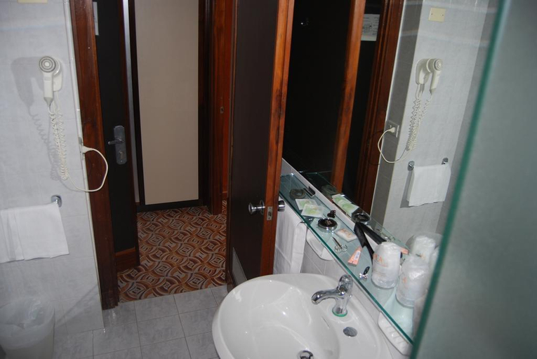 Bathroom 4, River Palace, Latina