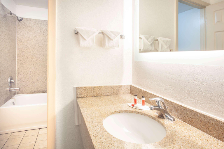 Bathroom 4, Howard Johnson by Wyndham Airport Florida Mall, Orange