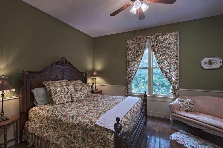 Bedroom 2, Inn on the Creek, Bell