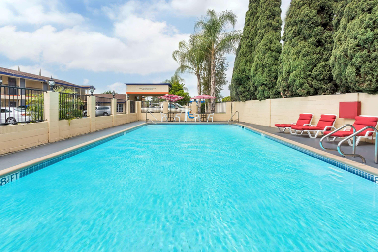 Sport & Beauty 5, Howard Johnson Hotel & Suites by Wyndham Orange, Orange