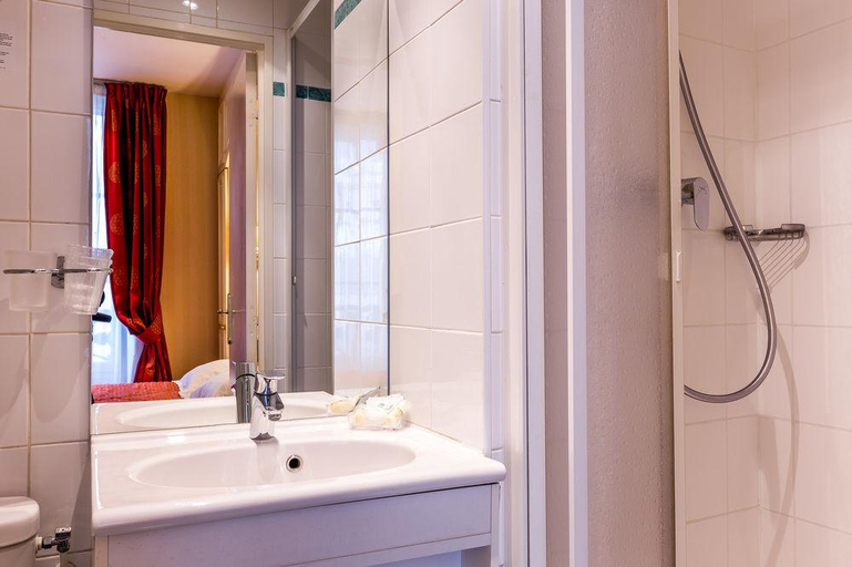 Bathroom 5, Austin's Saint Lazare Hotel, Paris