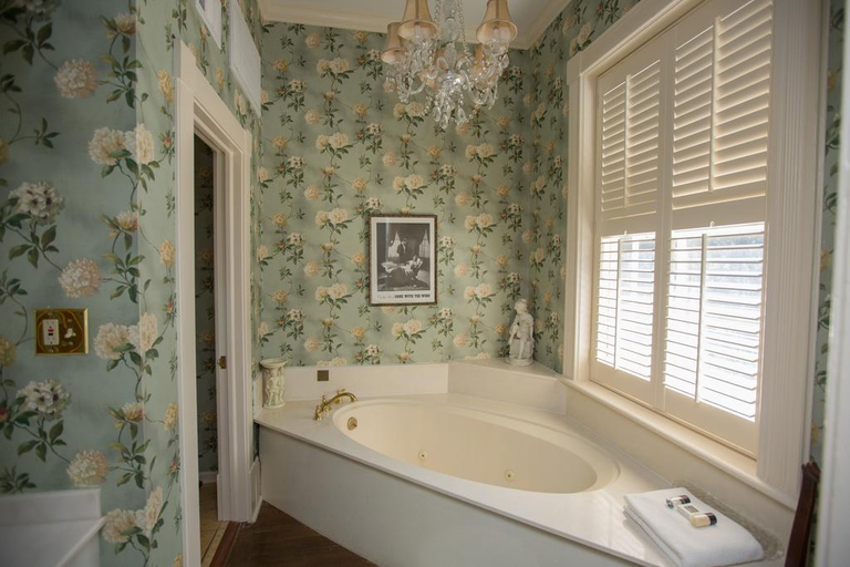 Bathroom 4, The Ballastone, Chatham