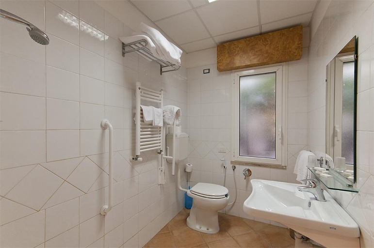 Bathroom 4, Ping Pong, Roma