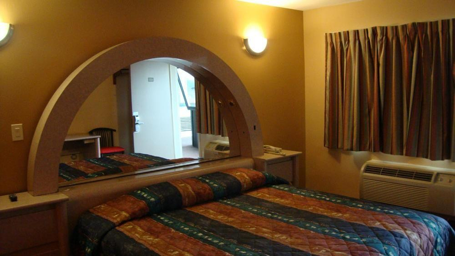Bedroom, Oasis Motel in Brooklyn, New York