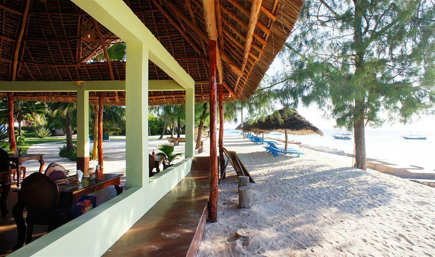 Food & Drinks 5, Smiles Beach Hotel, Kaskazini 'A'