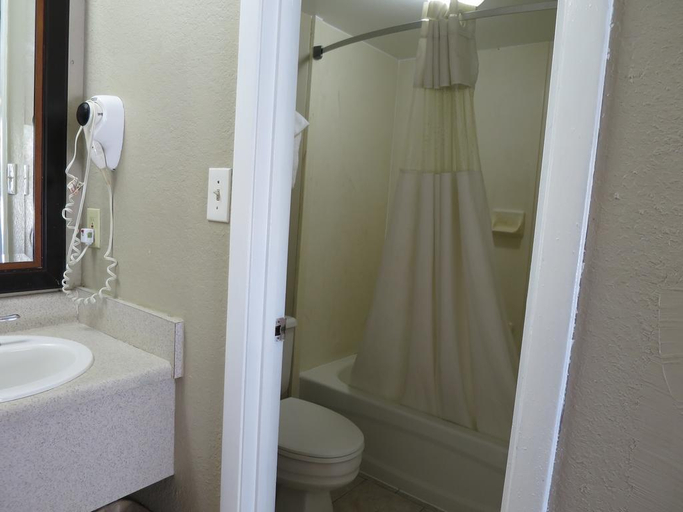 Bathroom 4, Executive Inn Panama City, Bay