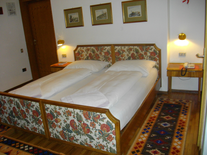Bedroom 1, Villa Emilia, Bolzano
