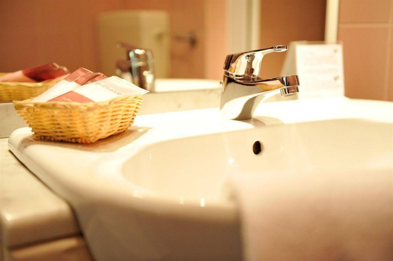 Bathroom 4, Rometta, Padua