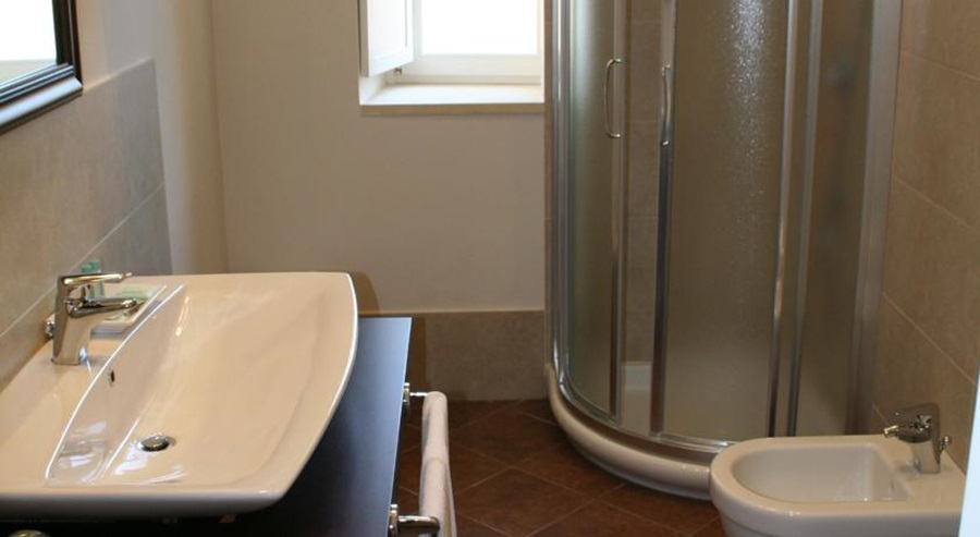 Bathroom 4, Hotel dei Coloniali, Syracuse