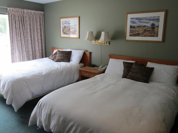 Bedroom 2, Wells Gray Inn, Thompson-Nicola