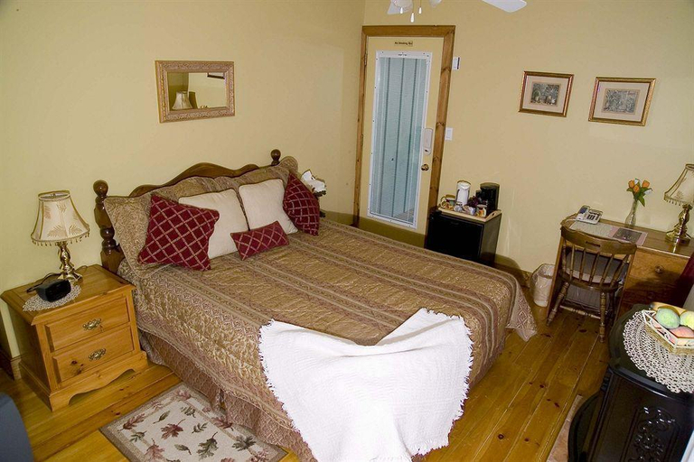 Bedroom 3, WeatherPine Inn, Niagara