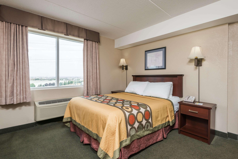 Bedroom 3, Super 8 by Wyndham Mississauga, Peel
