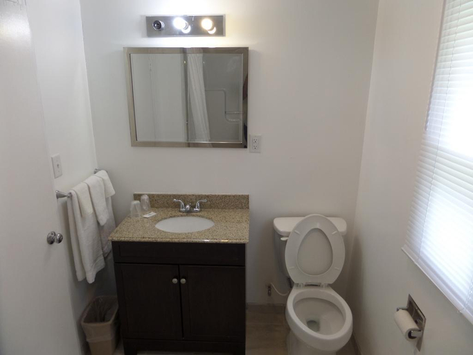 Bathroom, Budget Inn - Dayville, Windham