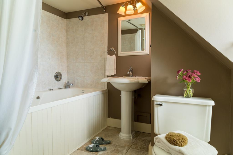 Bathroom 5, Inn at Pleasant Lake, Merrimack