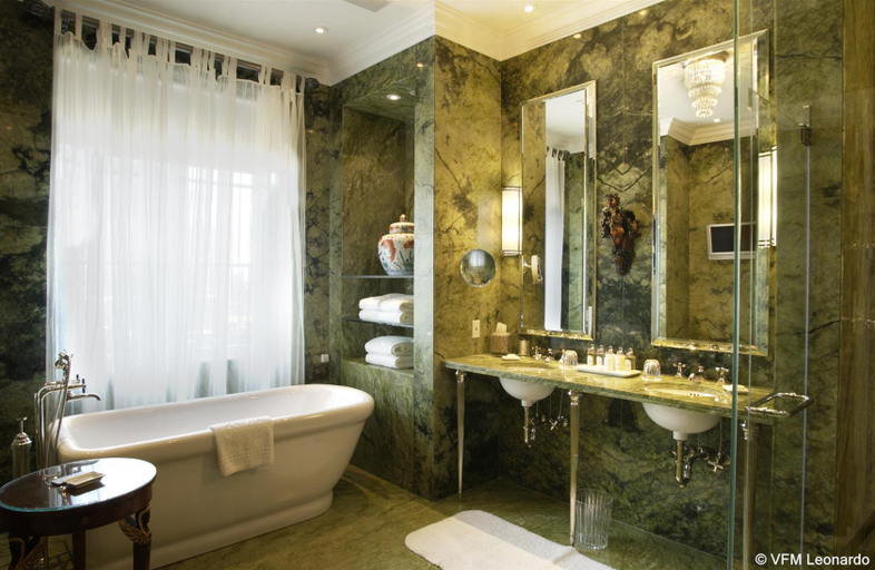 Bathroom, Hotel Le St-James, Montréal