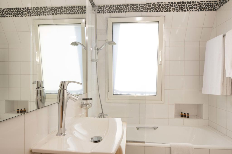 Bathroom 4, Hôtel Excelsior Opéra, Paris