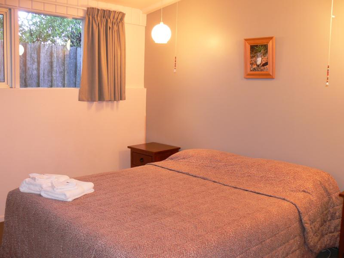Bedroom 2, Edgewater Motel, Southland