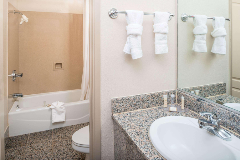Bathroom, SureStay by BW San Francisco Marina District, San Francisco
